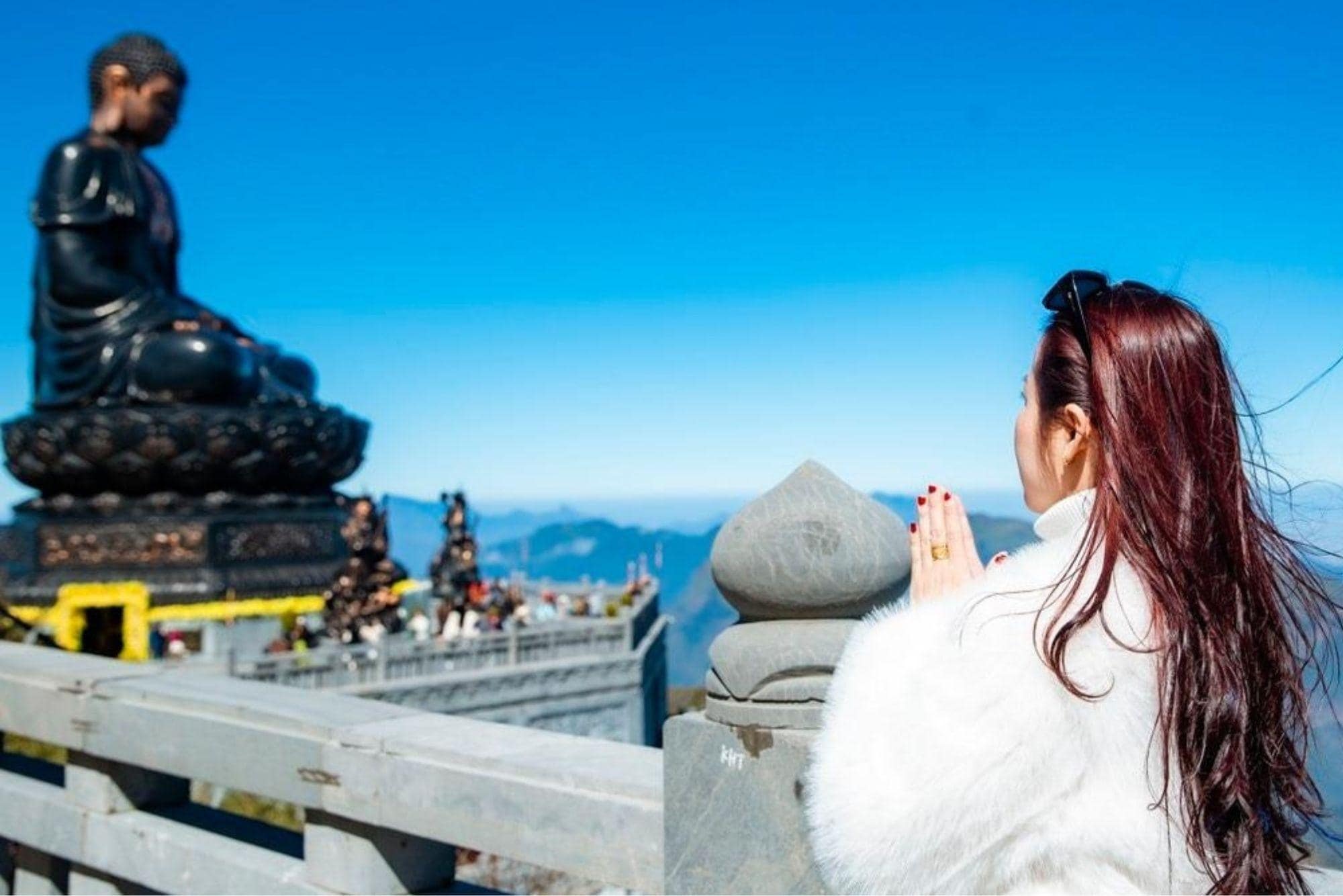 Visitors should choose warm, thick and polite clothes when visiting temples and worshiping Buddha statues 